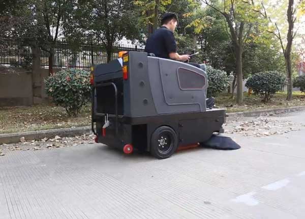 怎样选择小型电动扫地车(图1) 怎样选择小型电动扫地车